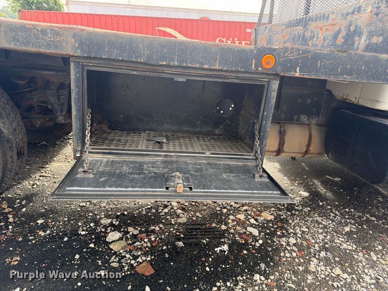 image for item FU4664 1991 International 4700 flatbed truck