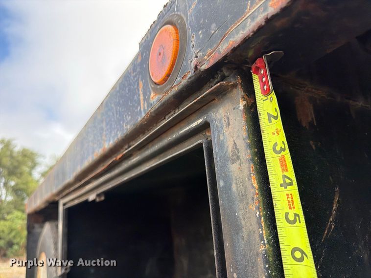 image for item FU4664 1991 International 4700 flatbed truck