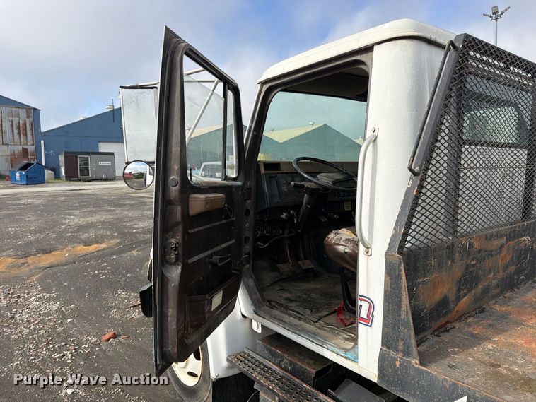 image for item FU4664 1991 International 4700 flatbed truck