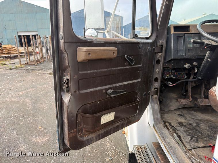 image for item FU4664 1991 International 4700 flatbed truck
