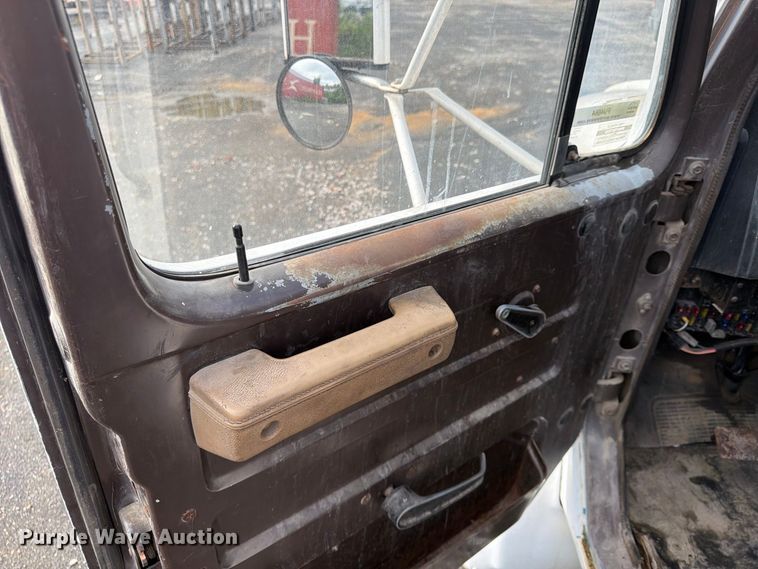 image for item FU4664 1991 International 4700 flatbed truck