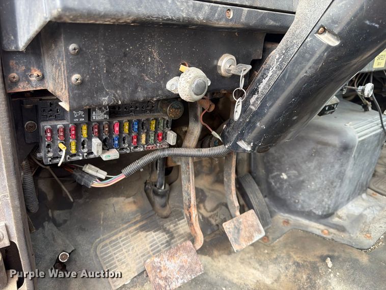 image for item FU4664 1991 International 4700 flatbed truck