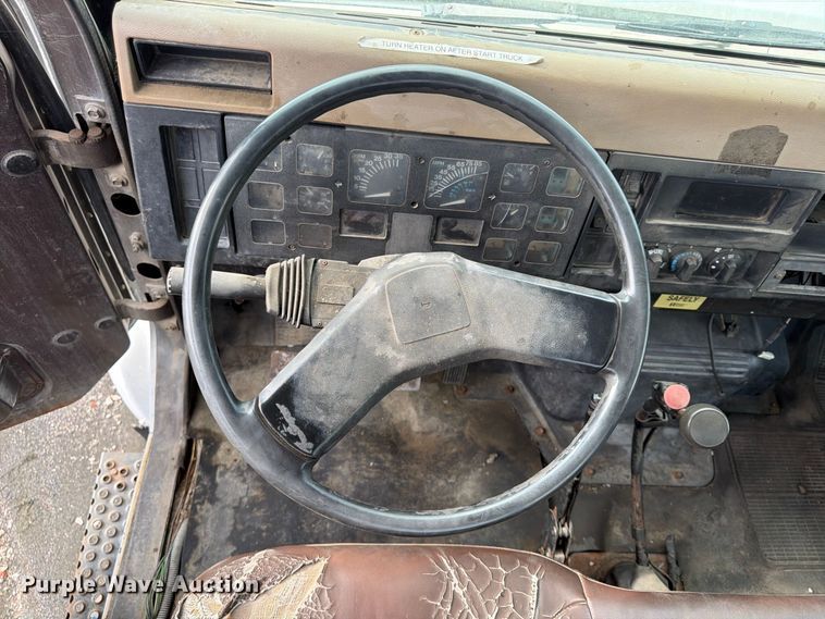 image for item FU4664 1991 International 4700 flatbed truck