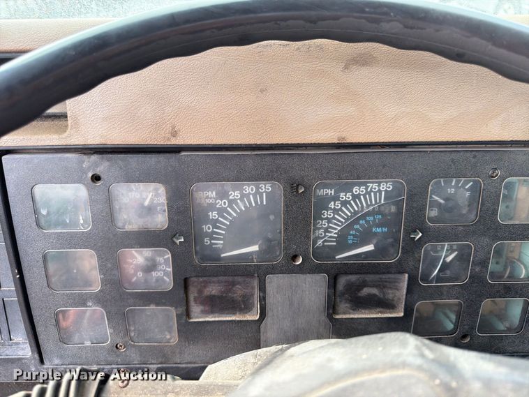 image for item FU4664 1991 International 4700 flatbed truck