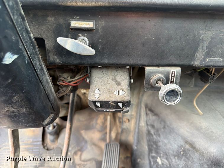 image for item FU4664 1991 International 4700 flatbed truck