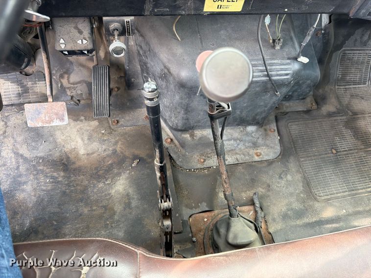 image for item FU4664 1991 International 4700 flatbed truck