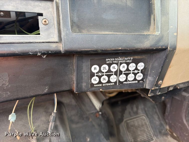 image for item FU4664 1991 International 4700 flatbed truck