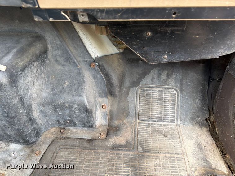 image for item FU4664 1991 International 4700 flatbed truck