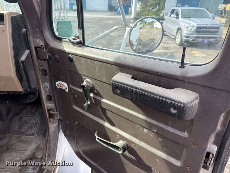 image for item FU4664 1991 International 4700 flatbed truck