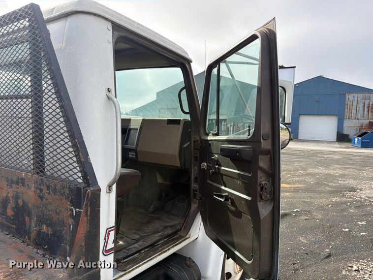image for item FU4664 1991 International 4700 flatbed truck