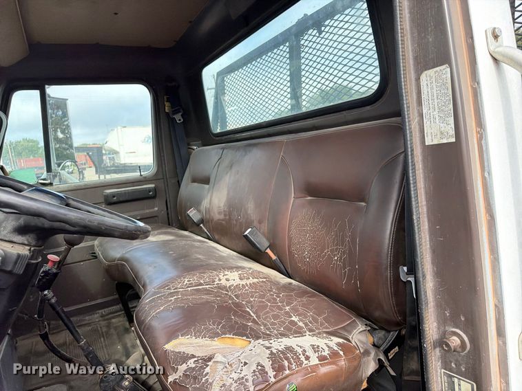 image for item FU4664 1991 International 4700 flatbed truck