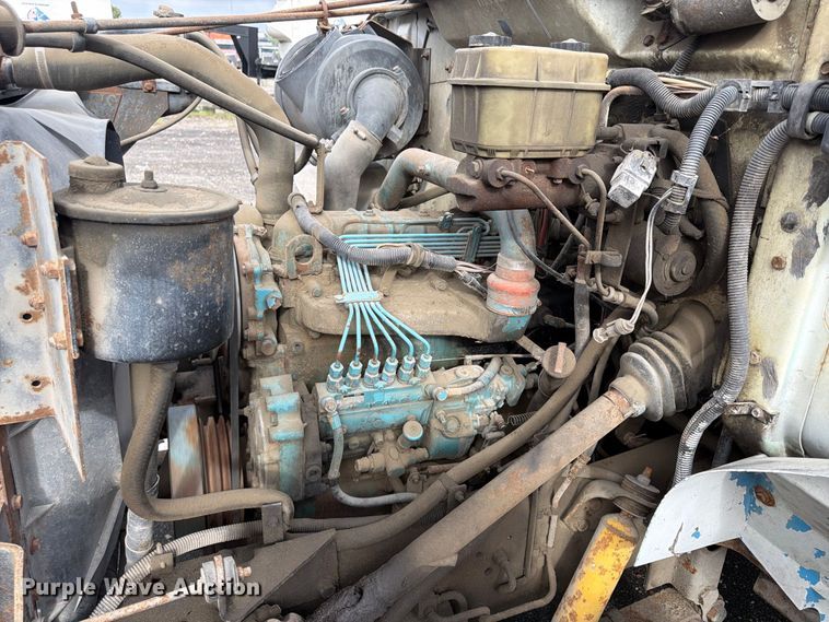 image for item FU4664 1991 International 4700 flatbed truck