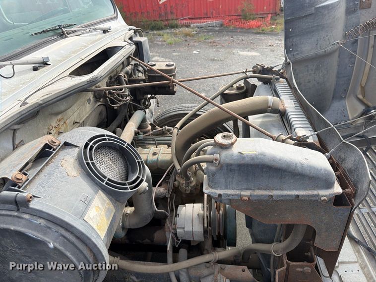 image for item FU4664 1991 International 4700 flatbed truck