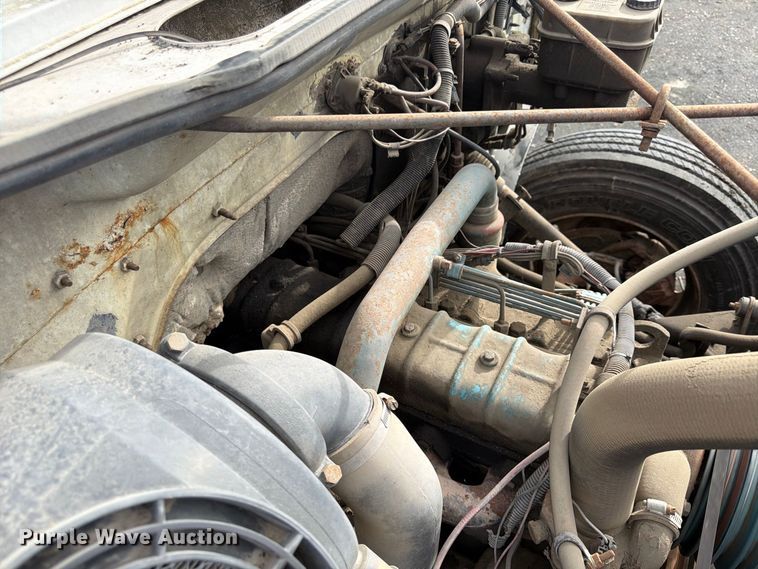 image for item FU4664 1991 International 4700 flatbed truck
