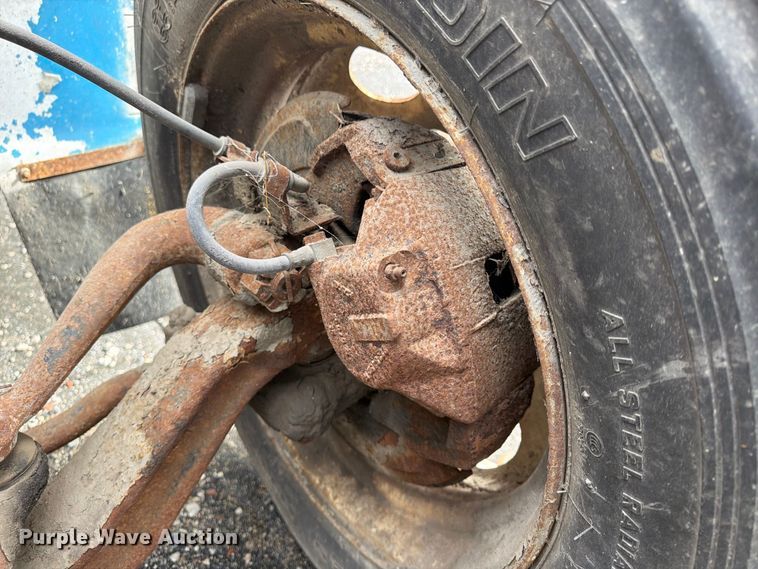 image for item FU4664 1991 International 4700 flatbed truck