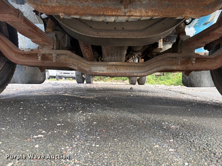 image for item FU4664 1991 International 4700 flatbed truck