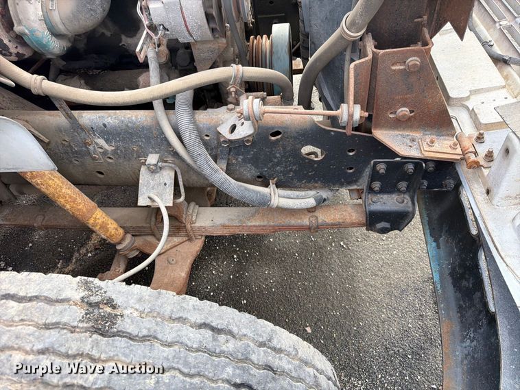 image for item FU4664 1991 International 4700 flatbed truck