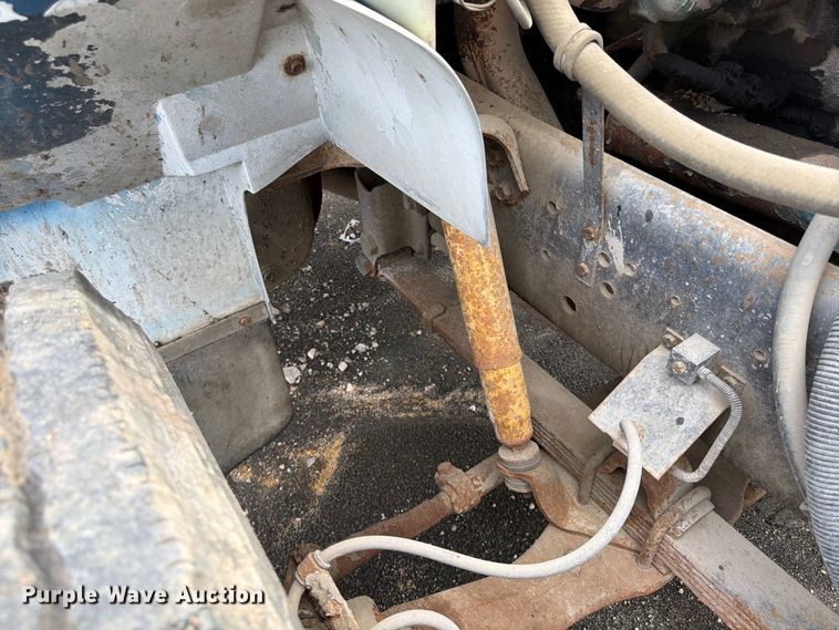 image for item FU4664 1991 International 4700 flatbed truck
