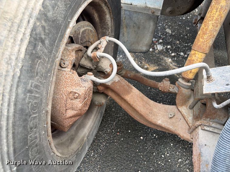 image for item FU4664 1991 International 4700 flatbed truck
