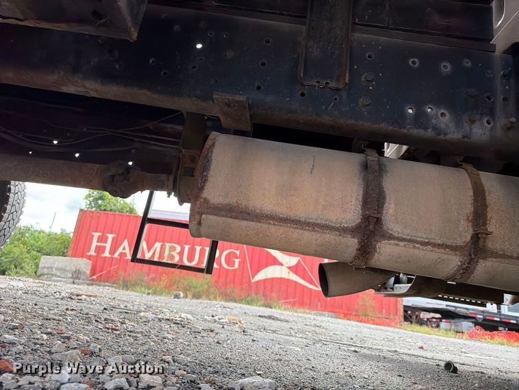 image for item FU4664 1991 International 4700 flatbed truck