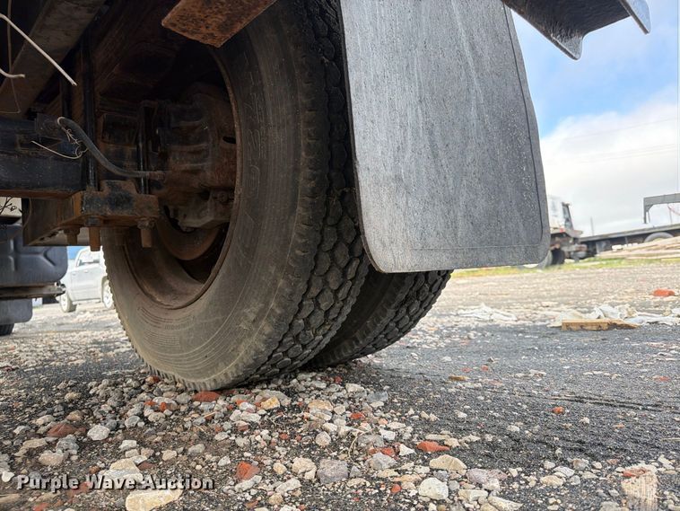image for item FU4664 1991 International 4700 flatbed truck