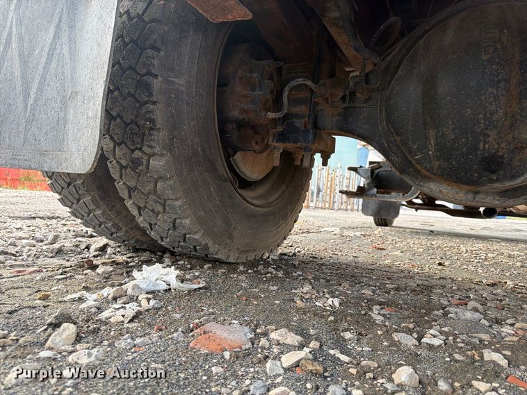 image for item FU4664 1991 International 4700 flatbed truck