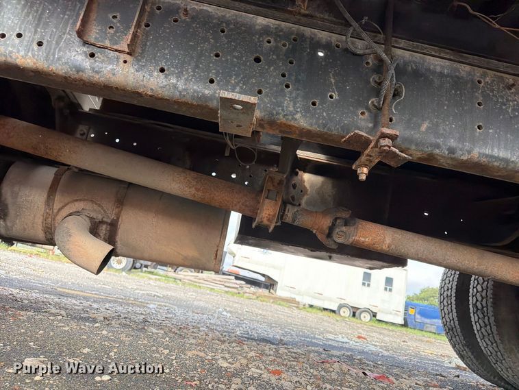 image for item FU4664 1991 International 4700 flatbed truck