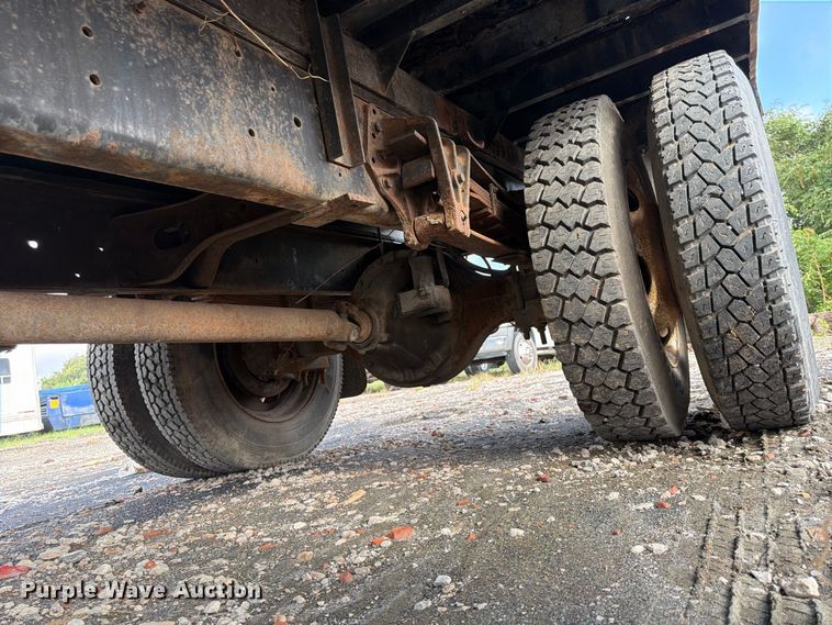 image for item FU4664 1991 International 4700 flatbed truck