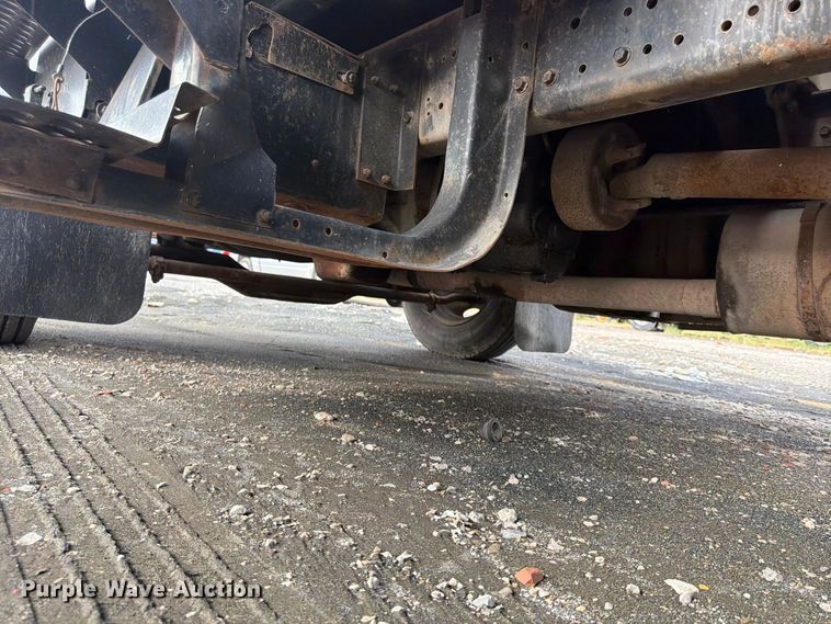 image for item FU4664 1991 International 4700 flatbed truck