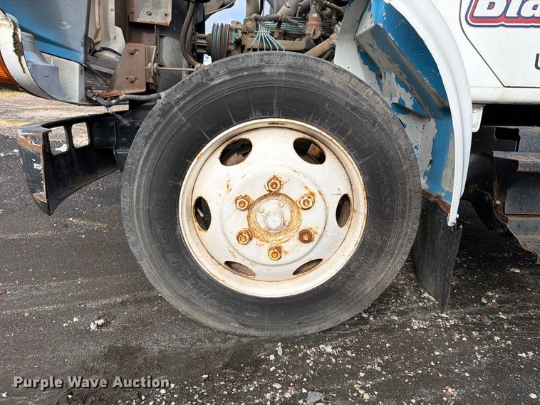 image for item FU4664 1991 International 4700 flatbed truck