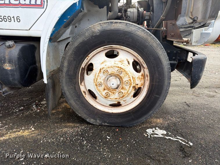 image for item FU4664 1991 International 4700 flatbed truck
