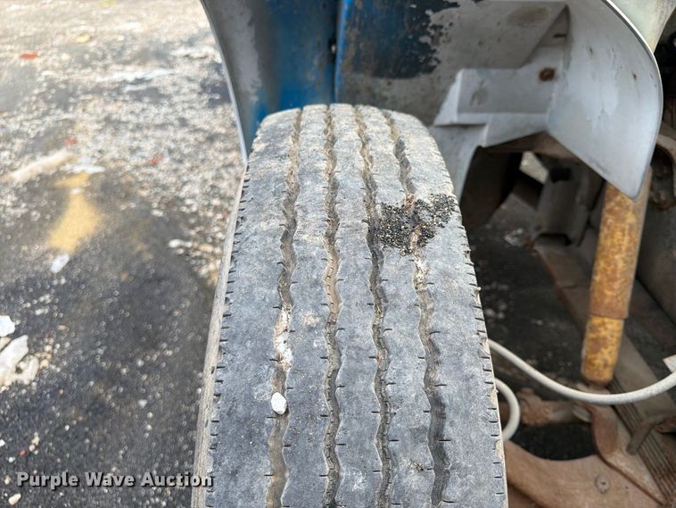 image for item FU4664 1991 International 4700 flatbed truck