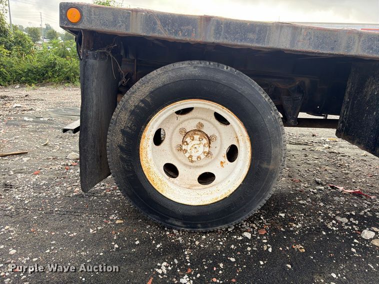 image for item FU4664 1991 International 4700 flatbed truck