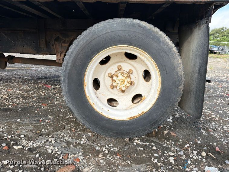 image for item FU4664 1991 International 4700 flatbed truck