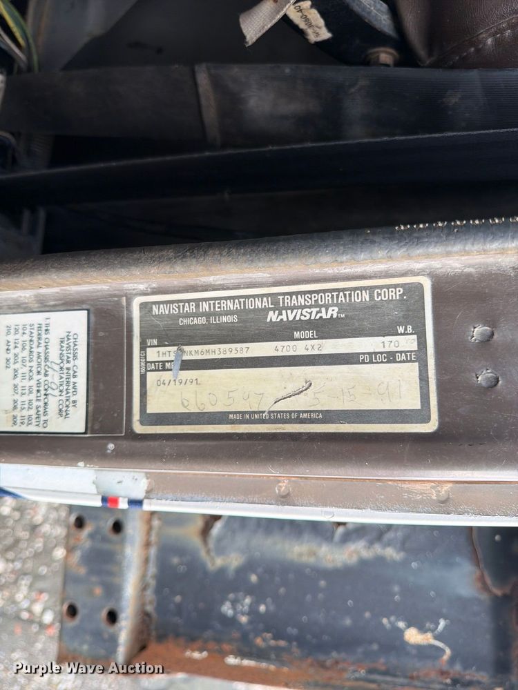image for item FU4664 1991 International 4700 flatbed truck