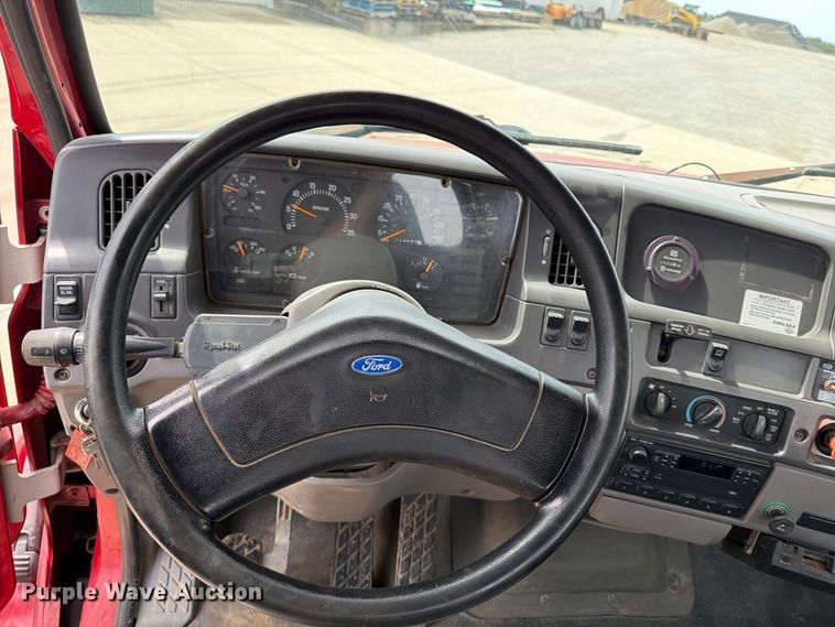 image for item OE9716 1996 Ford LT8513 crane truck