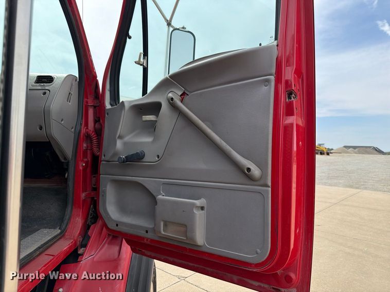 image for item OE9716 1996 Ford LT8513 crane truck