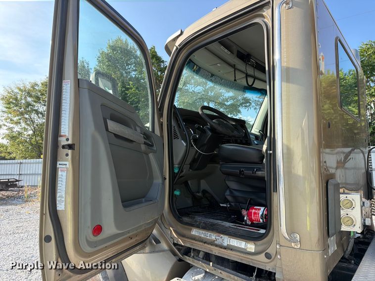 image for item YA3373 2018 Kenworth T880 dump truck