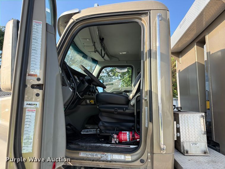 image for item YA3373 2018 Kenworth T880 dump truck