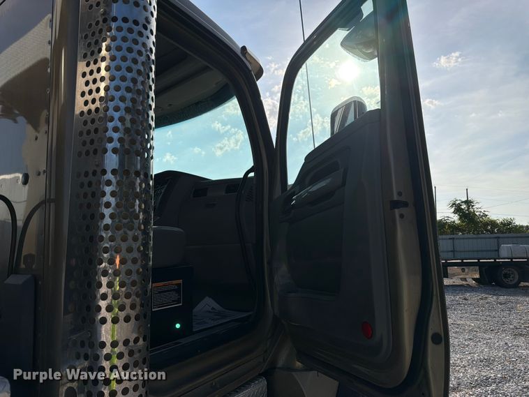 image for item YA3373 2018 Kenworth T880 dump truck