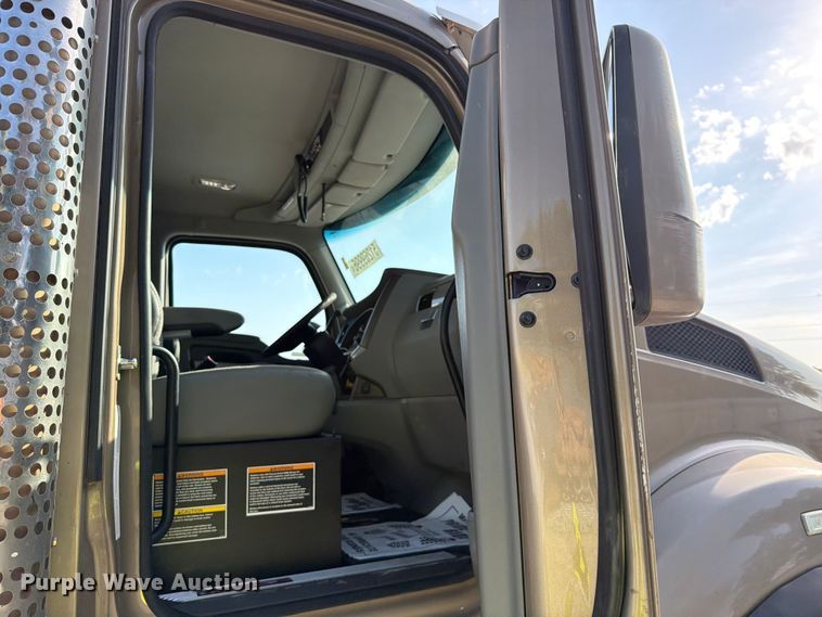image for item YA3373 2018 Kenworth T880 dump truck