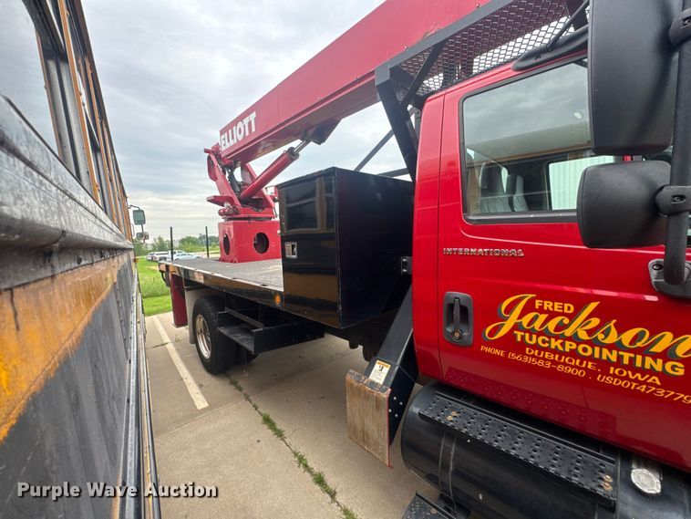 image for item YA4010 2007 International 4300 bucket truck