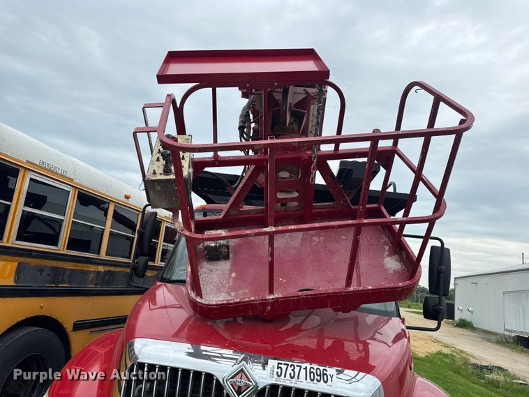 image for item YA4010 2007 International 4300 bucket truck