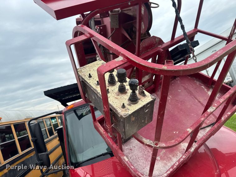 image for item YA4010 2007 International 4300 bucket truck