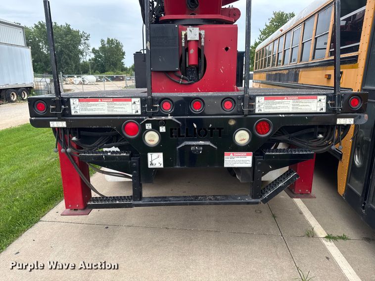 image for item YA4010 2007 International 4300 bucket truck