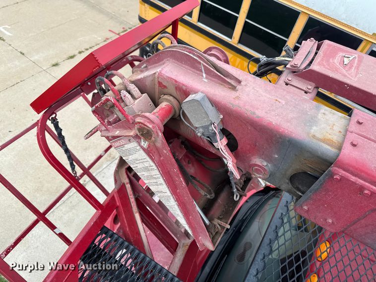 image for item YA4010 2007 International 4300 bucket truck