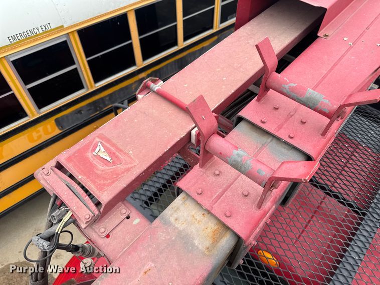 image for item YA4010 2007 International 4300 bucket truck