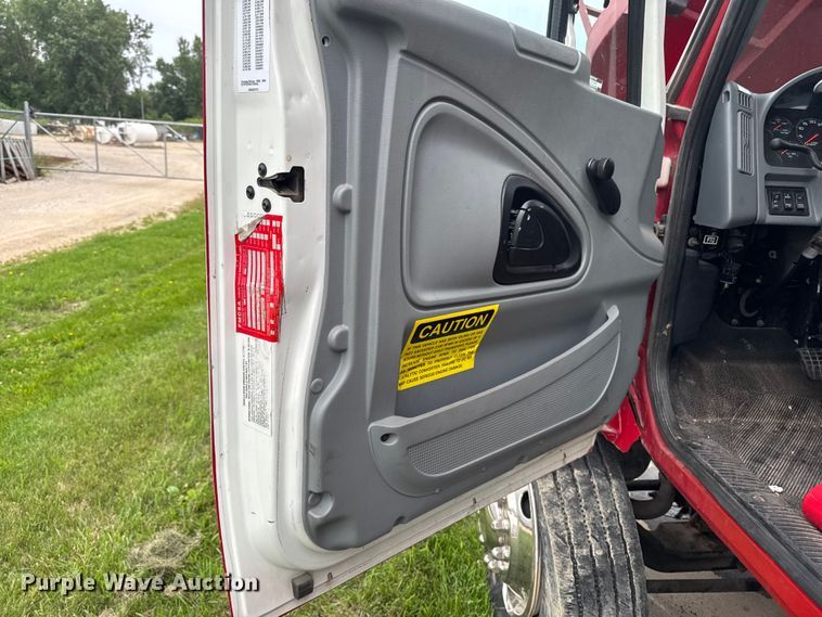 image for item YA4010 2007 International 4300 bucket truck
