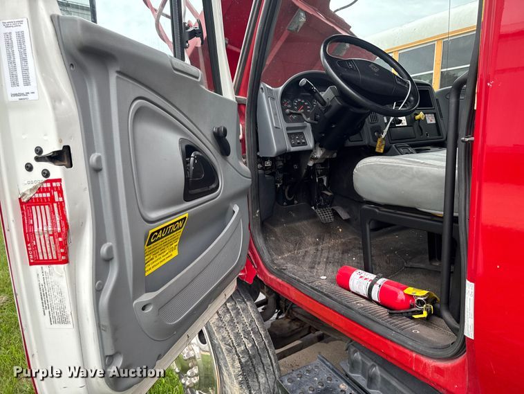 image for item YA4010 2007 International 4300 bucket truck