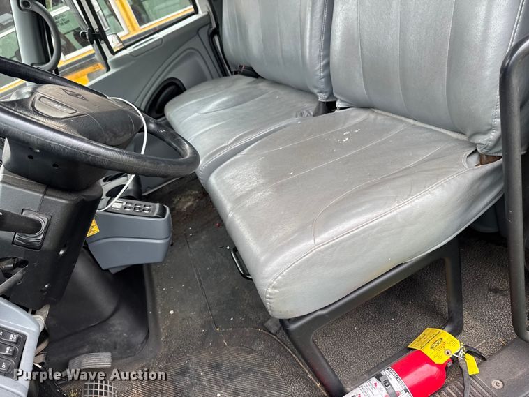 image for item YA4010 2007 International 4300 bucket truck